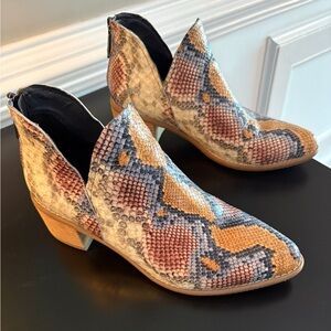 Women’s Blondo Snake Skin Ankle Boots  
Size 8M Multicolored